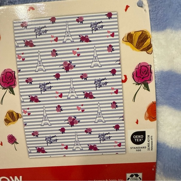 New Netflix Emily In Paris Soft Plush 50" x 70" Roses Throw Blanket Tag & Hanger - Picture 4 of 8